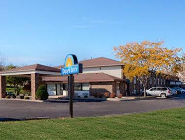 Days Inn By Wyndham Stoughton Wi. Exteriör bild