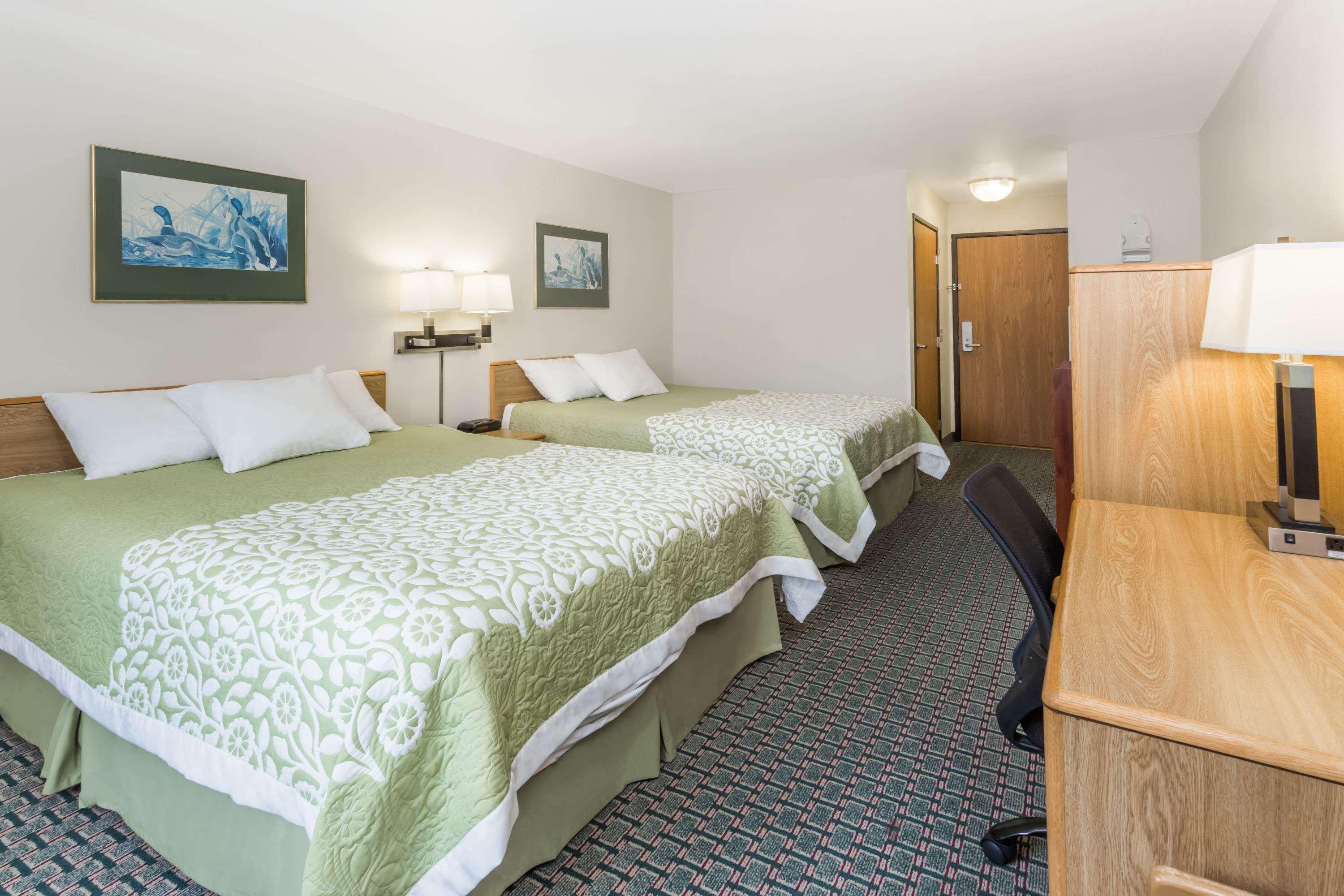Days Inn By Wyndham Stoughton Wi. Exteriör bild