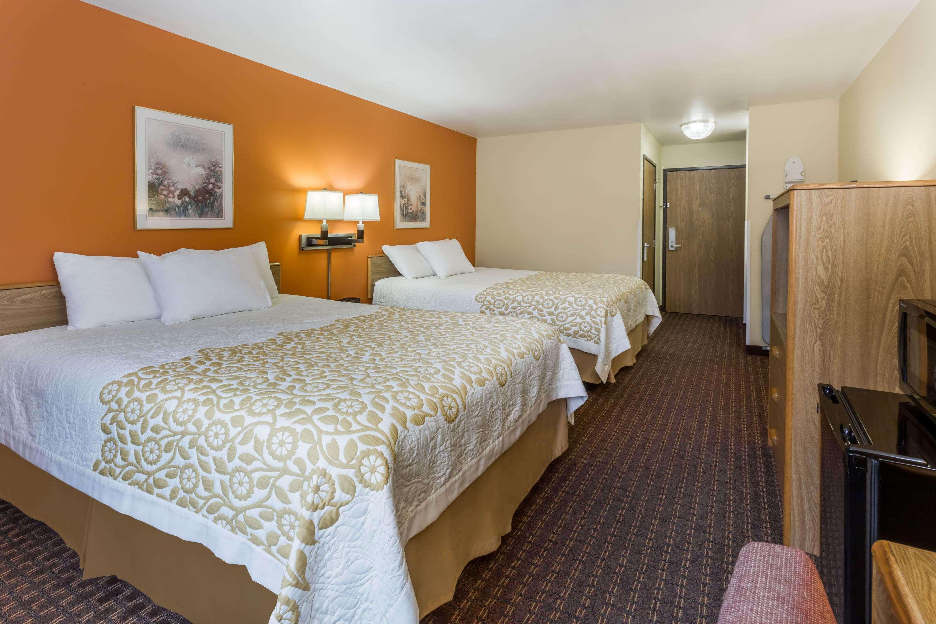 Days Inn By Wyndham Stoughton Wi. Exteriör bild